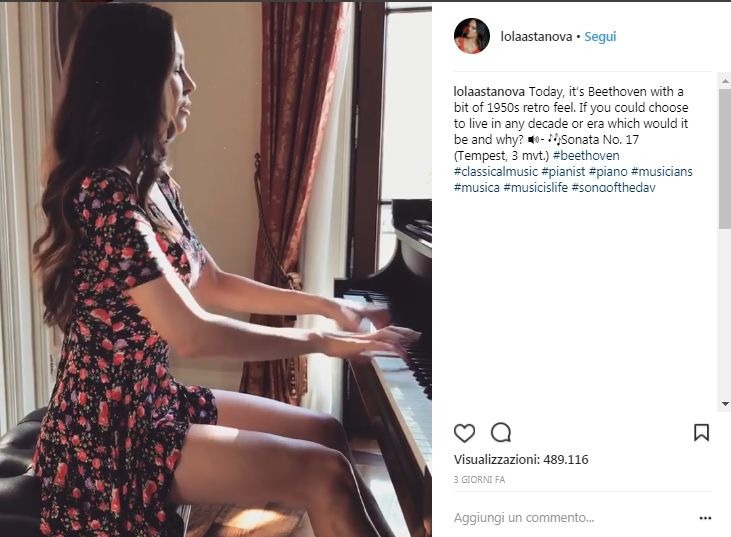 Lola Astanova la pianista con i tacchi a spillo che ha stregato anche Bocelli