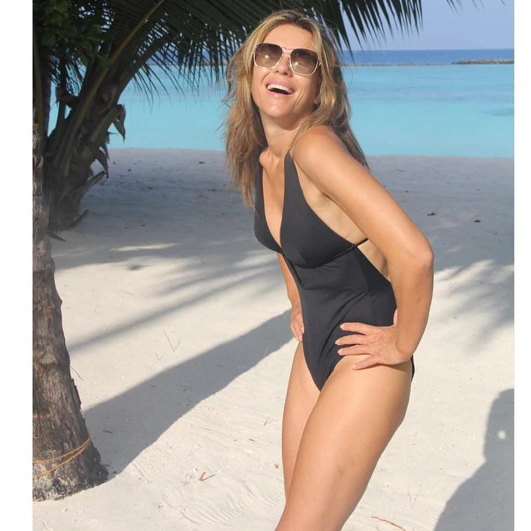 Liz Hurley a 54 anni in bikini continua a far impazzire i fan