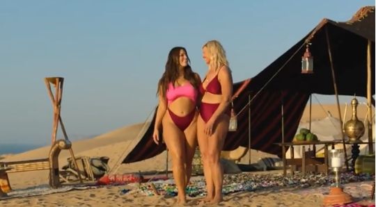 Ashley Graham sexy anche col pancione si mostra senza filtri su Instagram