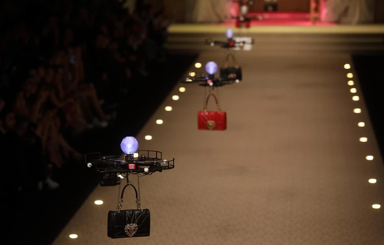 Droni con la borsetta la trovata geniale di Dolce e Gabbana