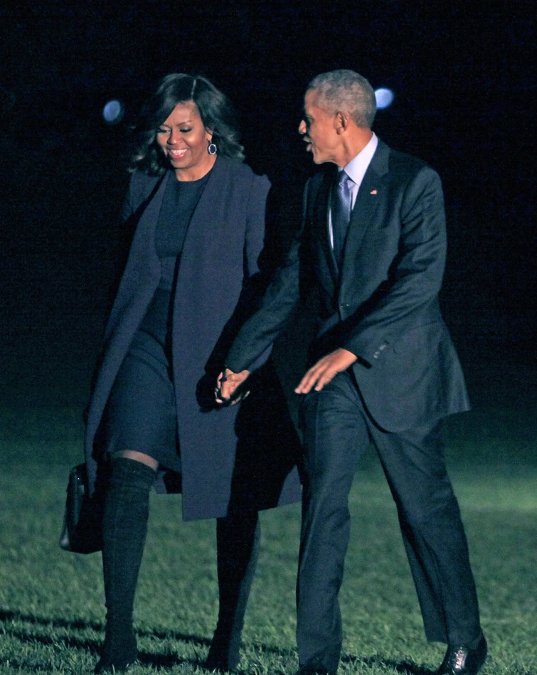 Michelle Obama e lannuncio su Twitter delluscita della sua autobiografia