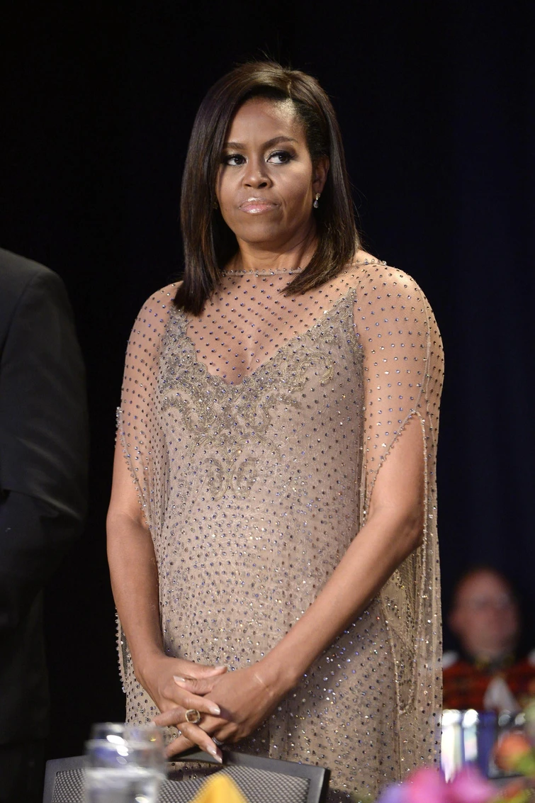 Michelle Obama e lannuncio su Twitter delluscita della sua autobiografia