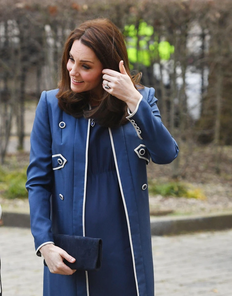 Kate Middleton sfida il freddo di Londra con il suo pancino
