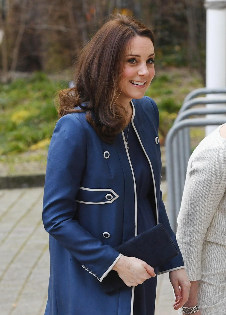 Kate Middleton sfida il freddo di Londra con il suo pancino
