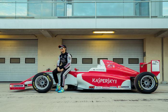 Lapo Elkann sponsorizza la prima giovane pilota di F4 degli Emirati Arabi
