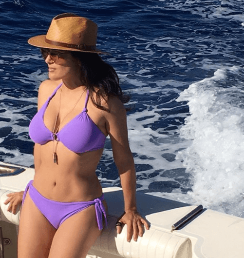 Strepitosa Salma Hayek in bikini a Bora Bora