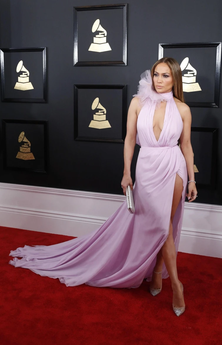 Jennifer Lopez mezza nuda in copertina