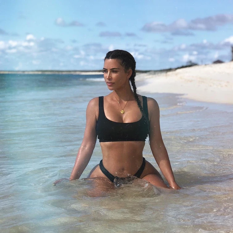 Kim Kardashian nuda per il calco del suo corpo