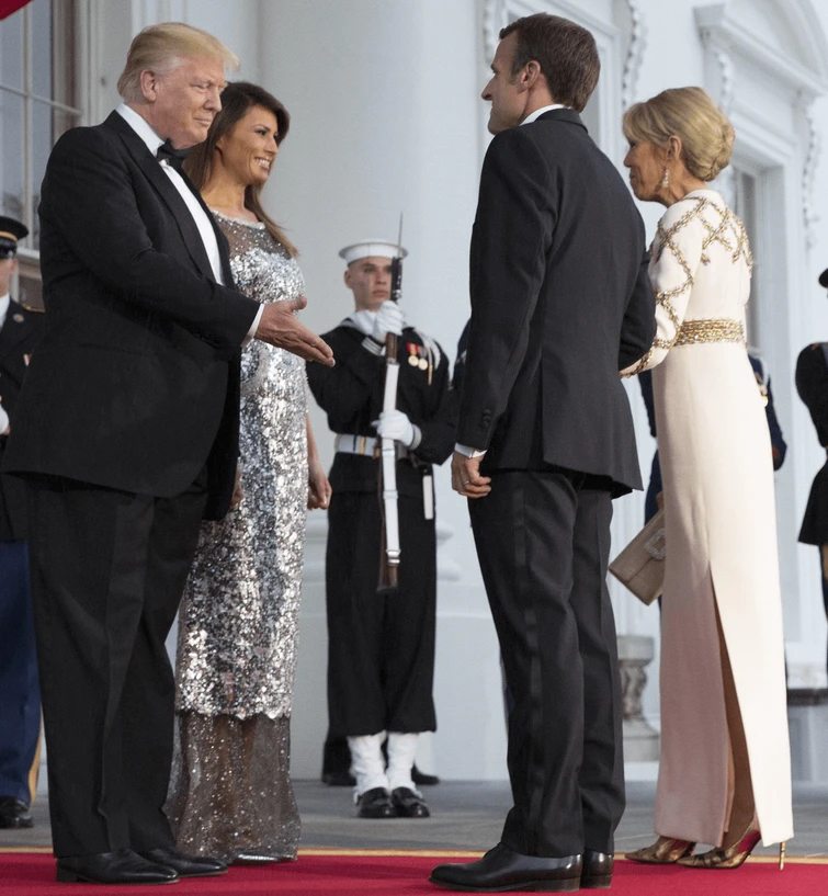 Brigitte Macron su Melania  prigioniera della Casa Bianca