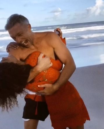 Tina Kunakey scatti sensuali in riva al mare con il suo Vincent