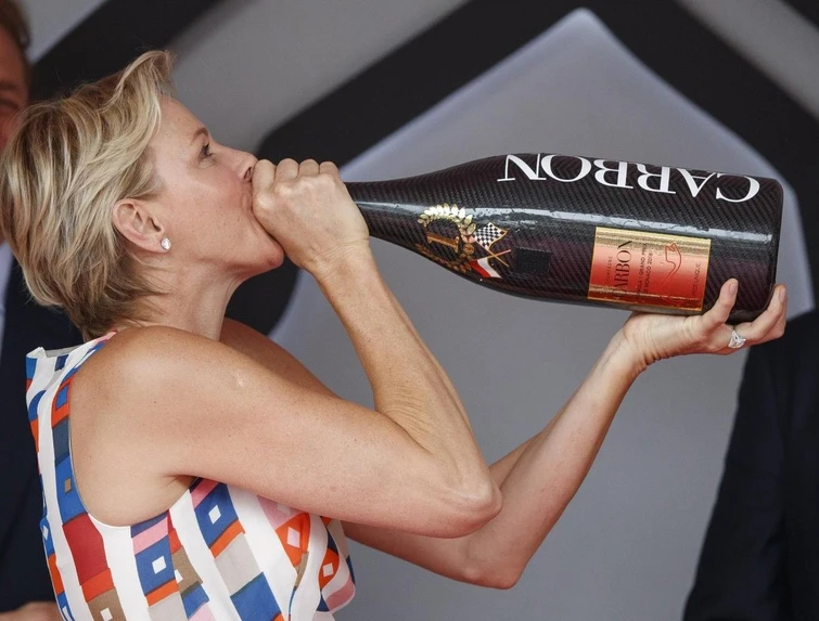 Charlene di Monaco si sbottona e beve al bacio