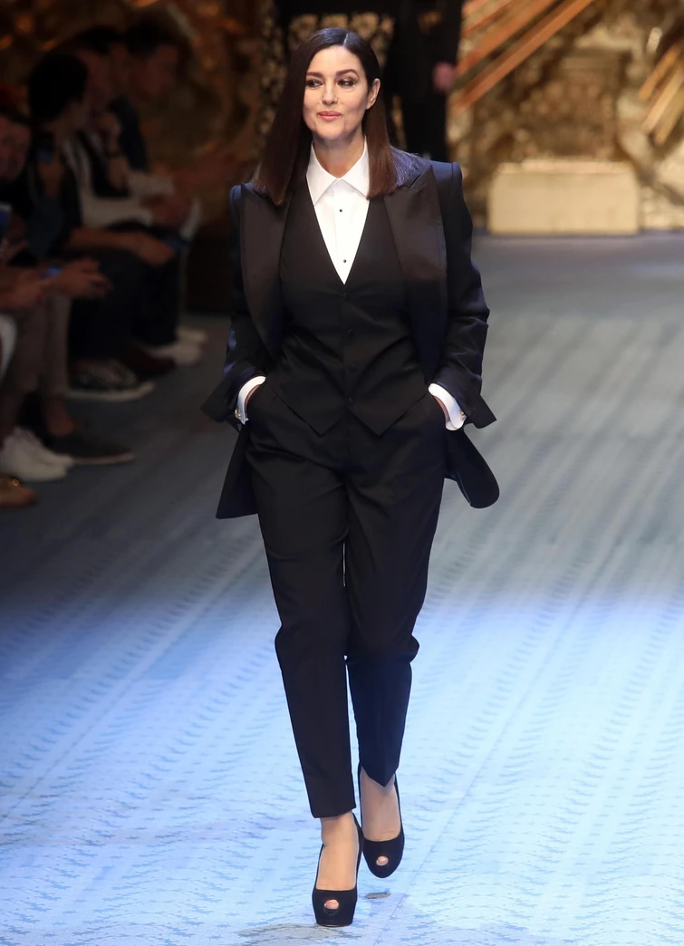 Monica Bellucci torna in passerella per Dolce  Gabbana