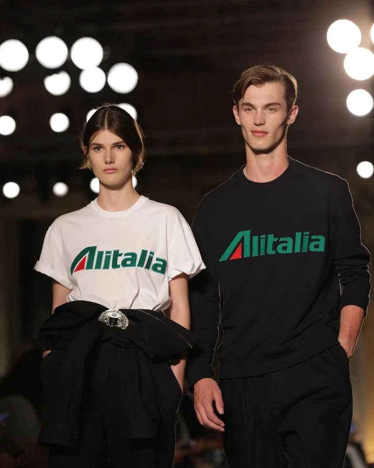 Alitalia la storia di una compagnia che con le sue divise ha rappresentato lo stile e leleganza italiana nel mondo
