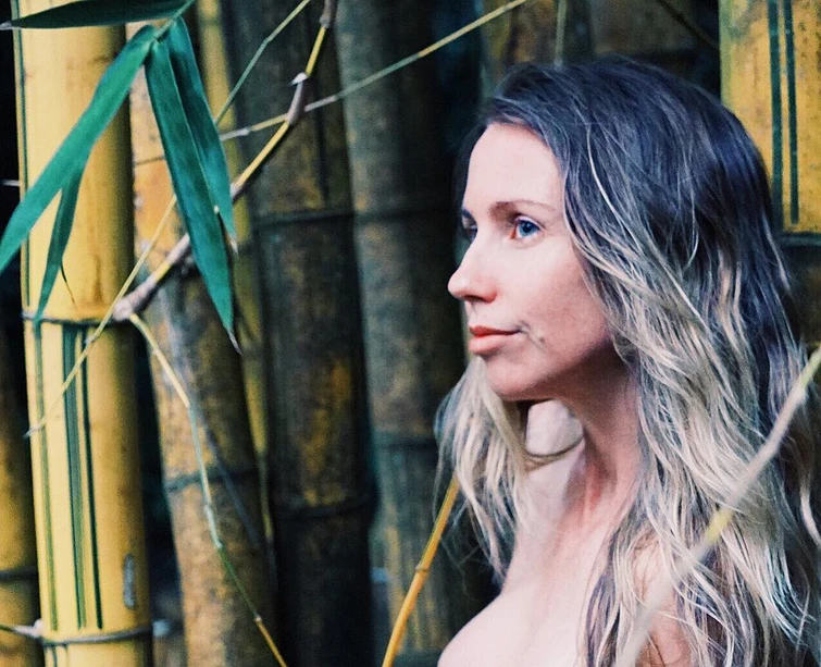 Freelee Banana Girl la blogger vegana che vive nuda nella giungla