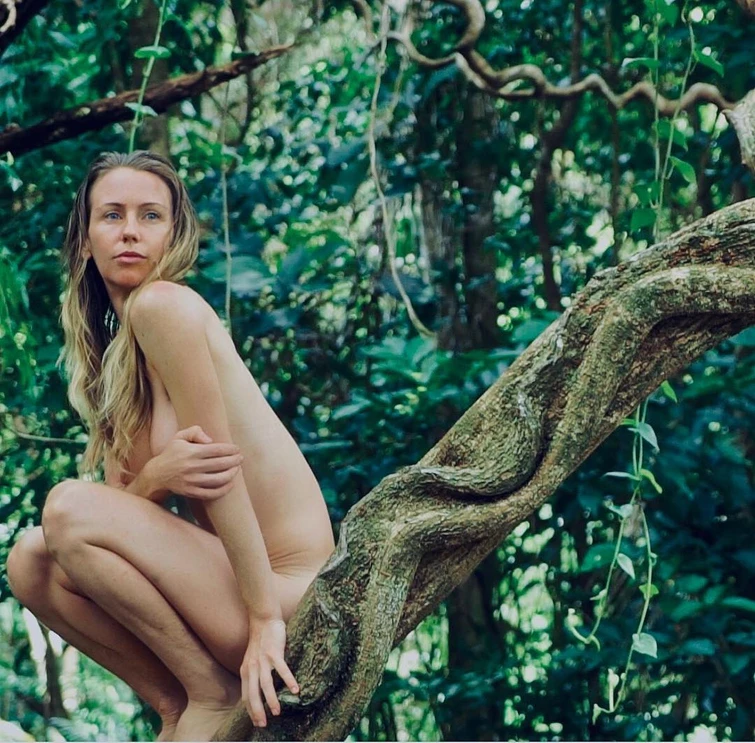 Freelee Banana Girl la blogger vegana che vive nuda nella giungla
