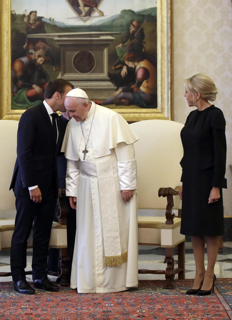 Brigitte dal Papa dimentica un particolare Gli outfit di first lady e regine in udienza