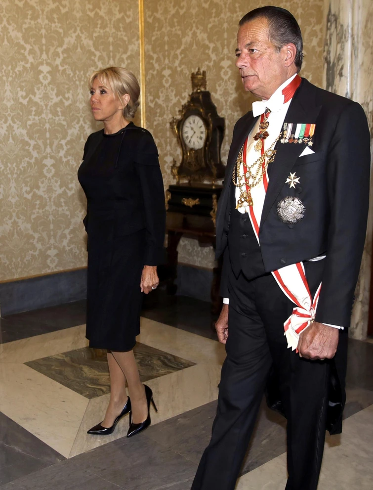 Brigitte dal Papa dimentica un particolare Gli outfit di first lady e regine in udienza