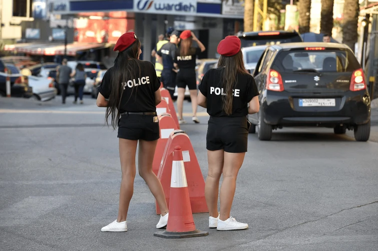 Poliziotte in short per attrarre i turisti accuse di sessismo al sindaco