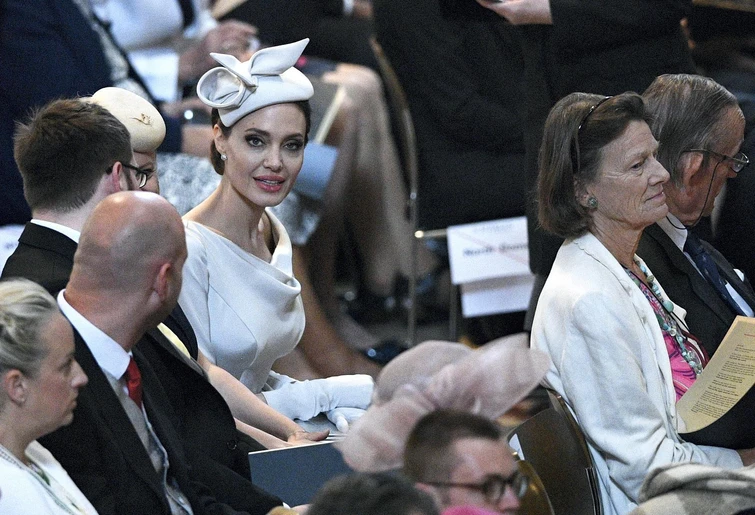 Angelina come una regina non sfigura tra le teste coronate