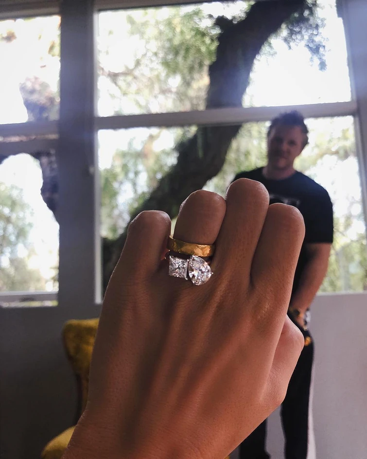Emily Ratajkowski mostra il suo enorme anello di fidanzamento