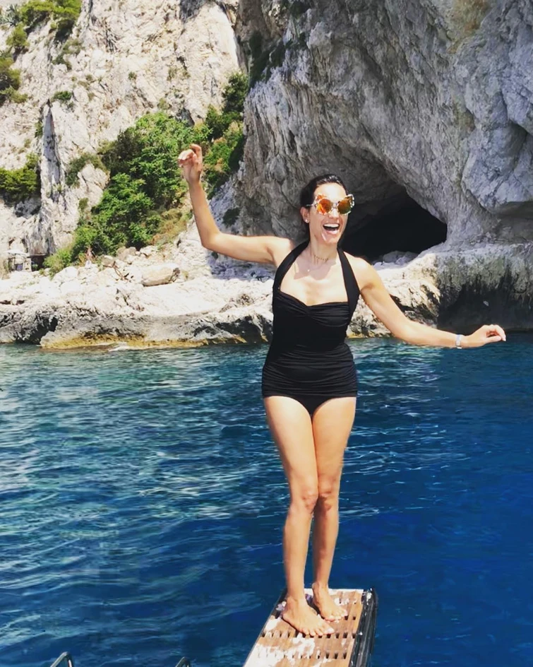 Caterina Balivo in vacanza Capri in costume intero fa un figurone