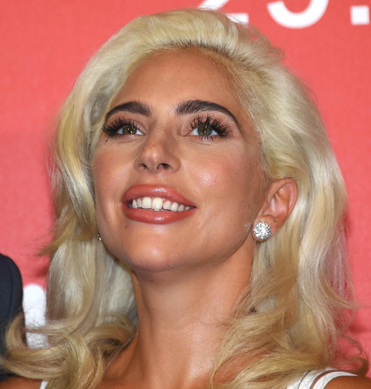 Lady Gaga delle meraviglie non vince la statuetta e si esibisce agli Oscar in jeans maglietta e senza trucco