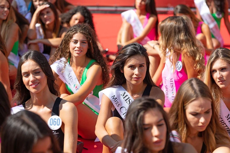 A Miss Italia va di moda il piercing un terzo delle finaliste ne sfoggia ovunque
