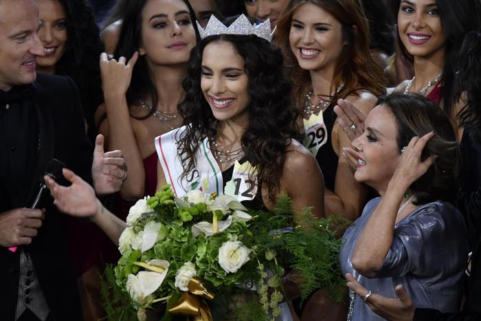 Miss Italia è Carlotta Maggiorana 26 anni marchigiana Aveva recitato con Brad Pitt