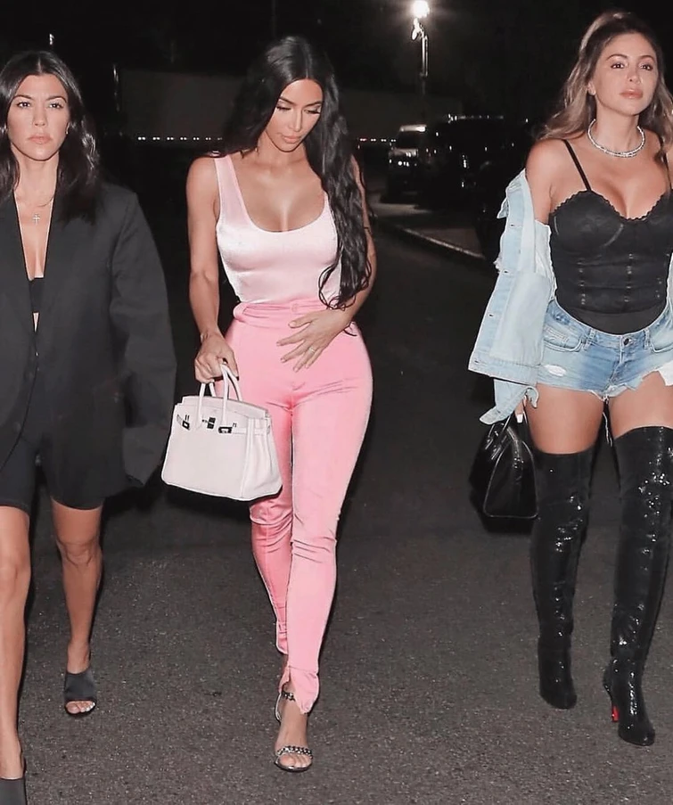 Kim Kardashian coperta di critiche per la borsetta da 2500 euro della figlia