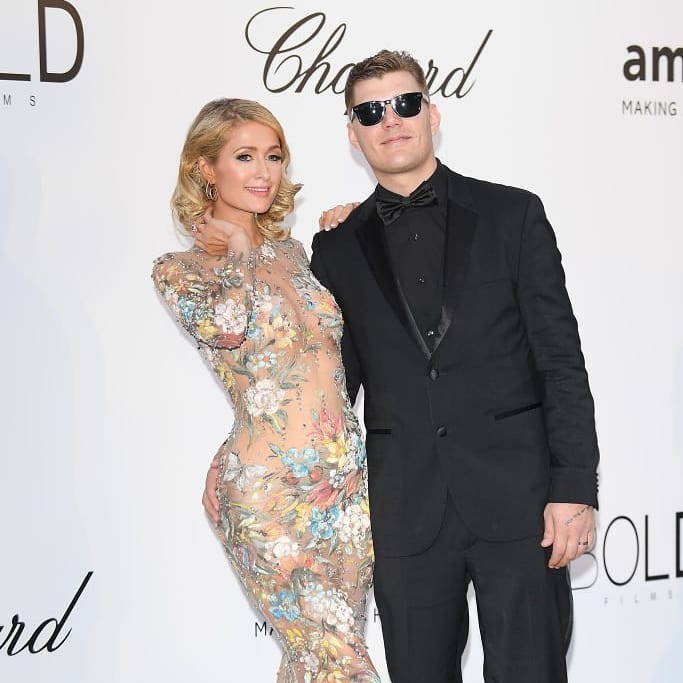 Paris Hilton annuncia a sorpresa la nascita del suo primo figlio un maschio da madre surrogata