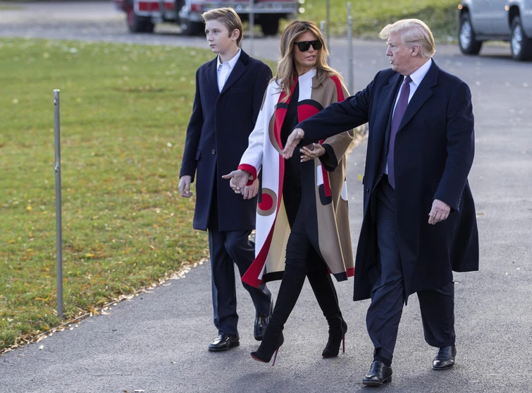 Donald Trump grazia due tacchini alla casa Bianca e Melania se la ride