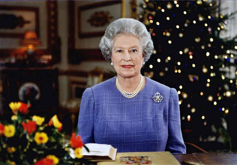 Elisabetta prepara dolci di Natale con gli eredi al trono