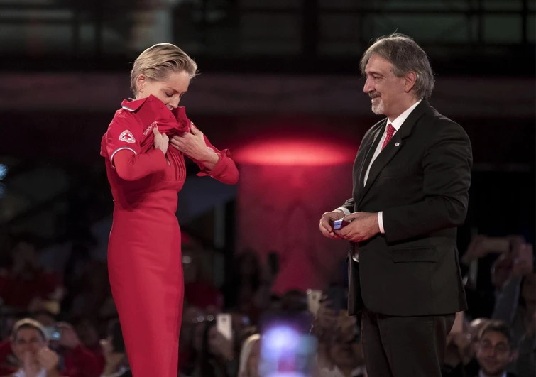 Sharon Stone in lacrime per il premio della Croce Rossa