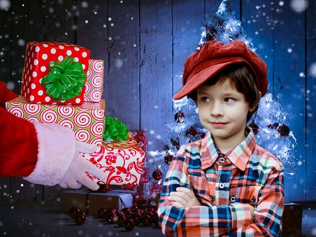 Ecco a che età i bambini smettono di credere a Babbo Natale Effetti psicologici e genitori che si barcamenano