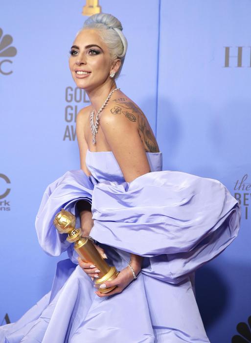 Lady Gaga delle meraviglie non vince la statuetta e si esibisce agli Oscar in jeans maglietta e senza trucco