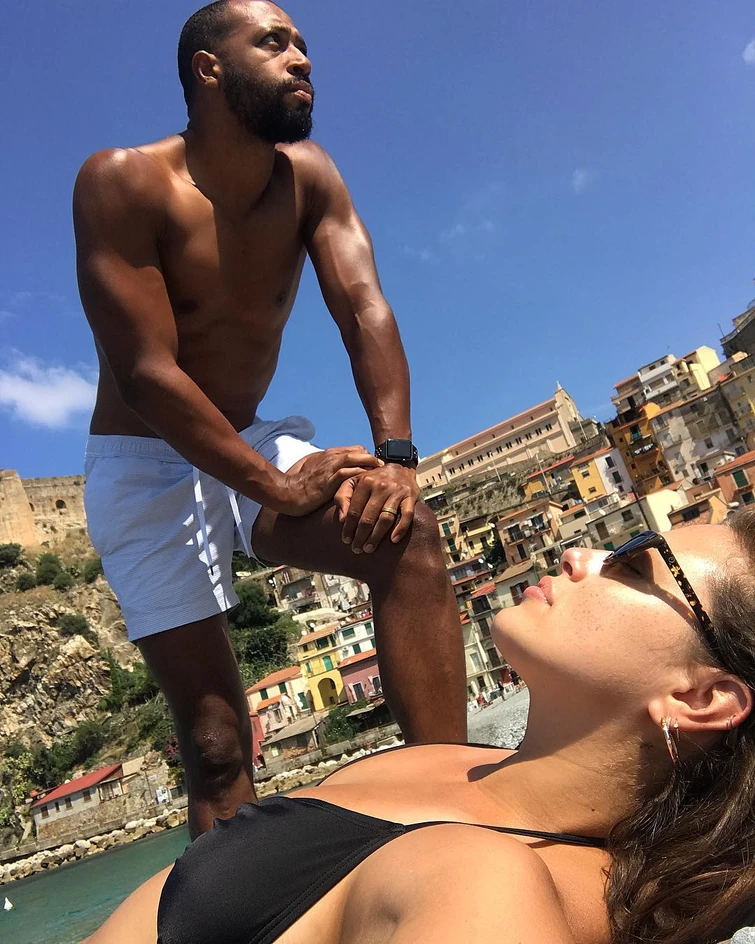 Ashley Graham sexy anche col pancione si mostra senza filtri su Instagram