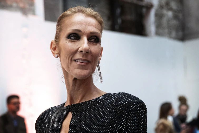 Céline Dion stilosissima a Parigi ma quanto è invecchiata