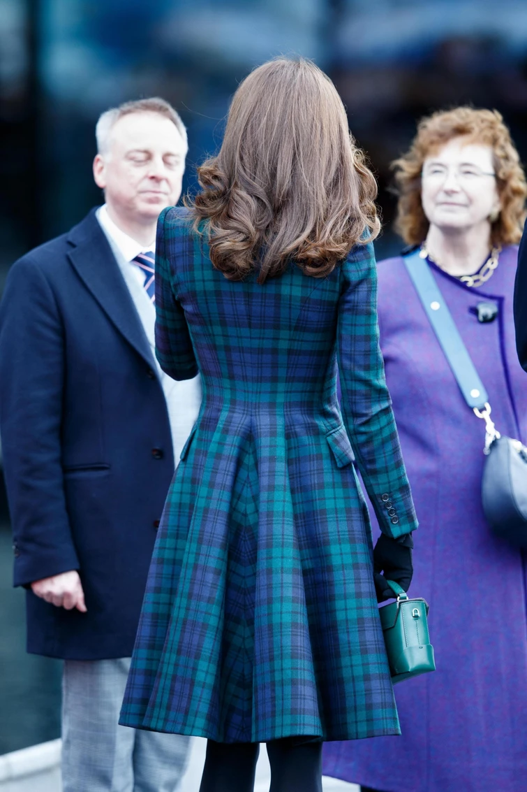 Kate Middleton il riciclo del cappotto tartan diventa strategico