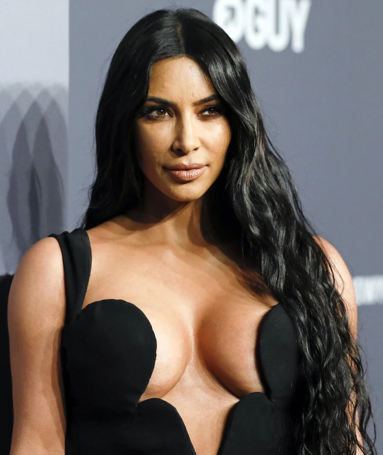 La scollatura di Kim Kardashian è incontenibile