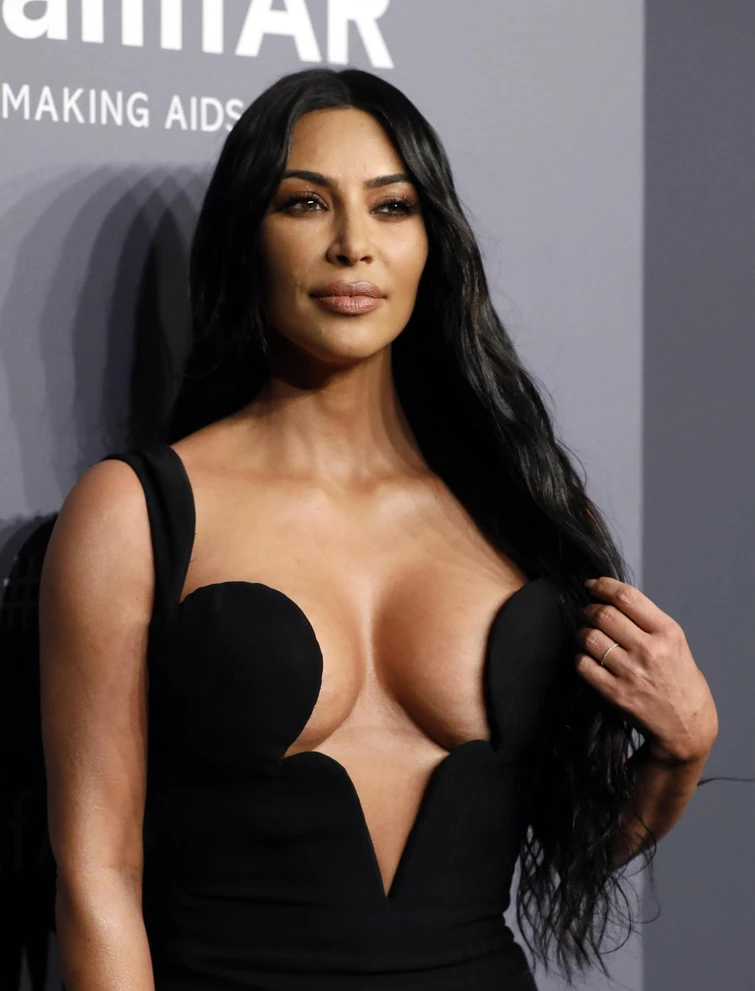 La scollatura di Kim Kardashian è incontenibile