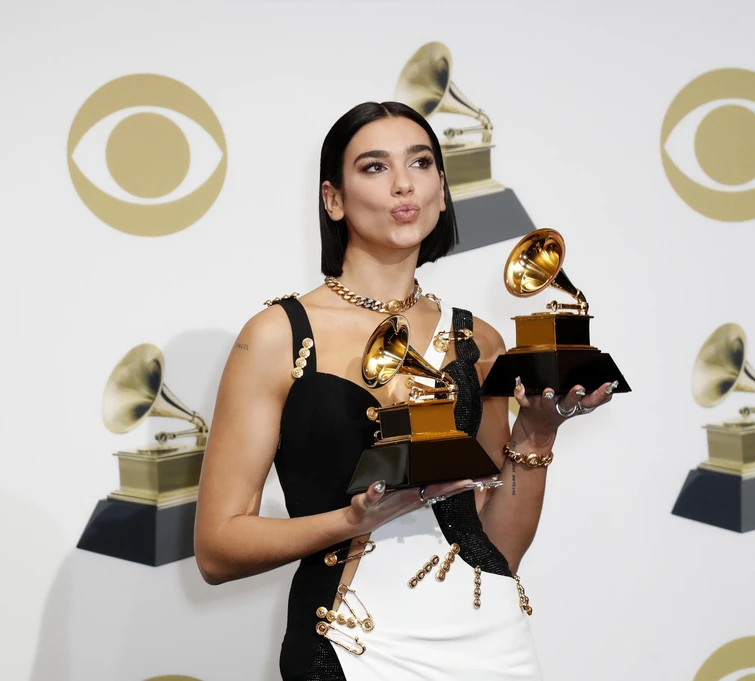 Grammy è lanno delle donne le smorfie di Lady Gaga e i vestiti più strani