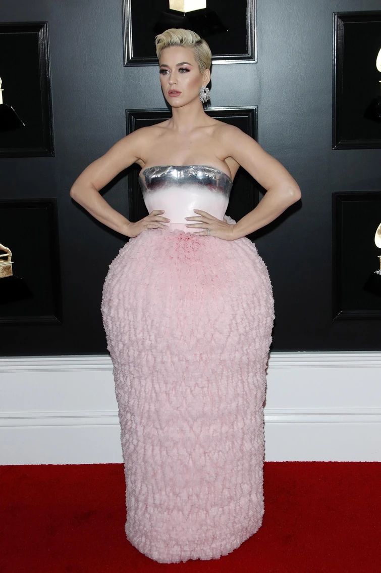 Grammy è lanno delle donne le smorfie di Lady Gaga e i vestiti più strani