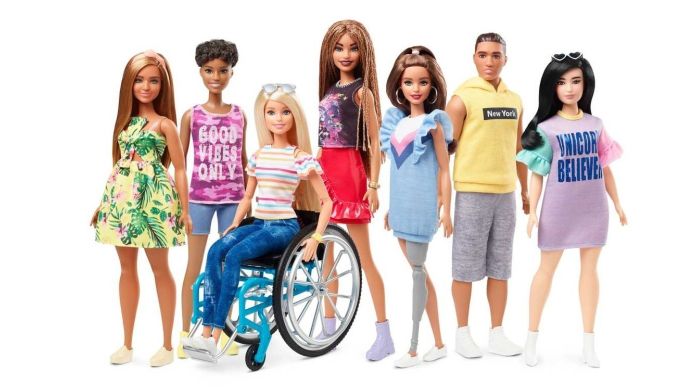 Arriva la Barbie sulla sedia a rotelle e quella con la protesi alla gamba