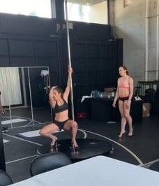 Jennifer Lopez fa impazzire i fan con la pole dance