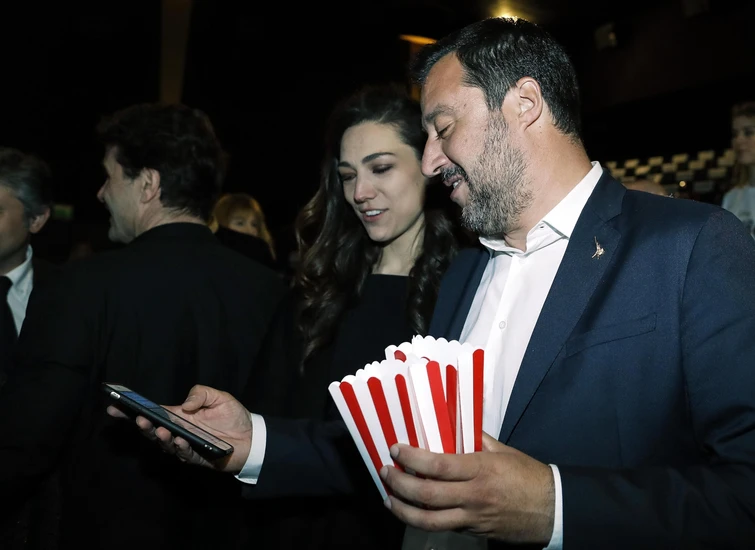 Parte lo sfottò sui social per Salvini e la nuova fidanzata