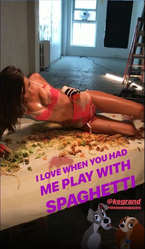 Emily Ratajkowski mezza nuda sugli spaghetti ma Instagram dice basta