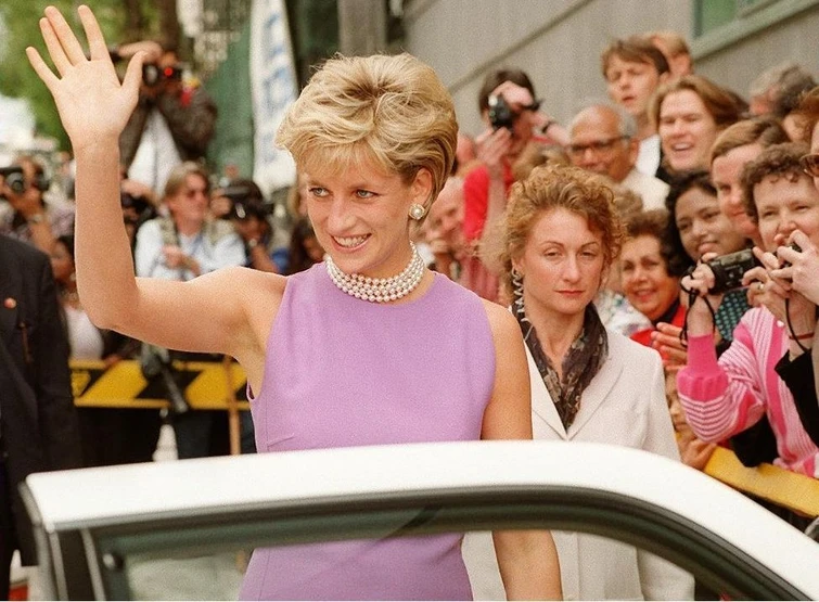 La Regina Elisabetta vieta a Meghan i gioielli di Diana