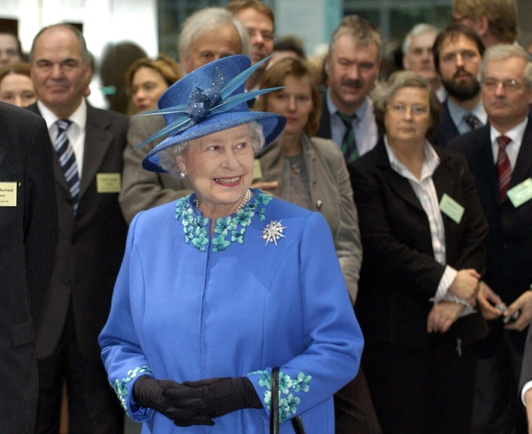 La Regina Elisabetta vieta a Meghan i gioielli di Diana