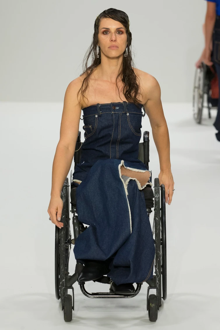 Samanta Bullock la modella in sedia a rotelle lancia la sua linea di abbigliamento