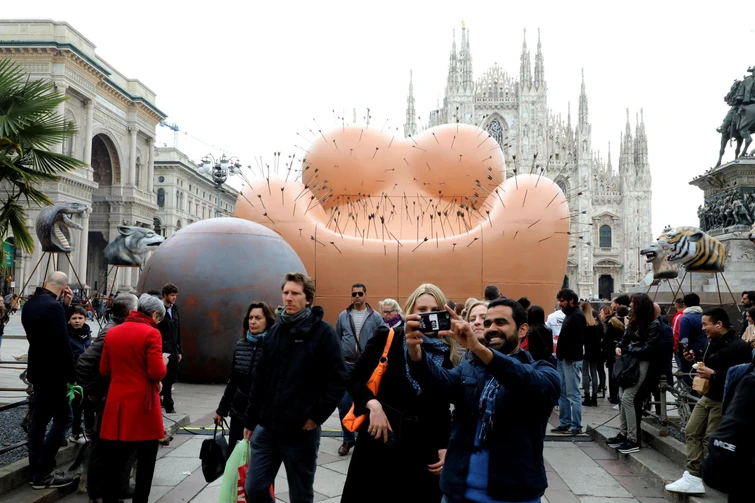 A Milano la maestà sofferente di Pesce metafora della violenza sulle donne